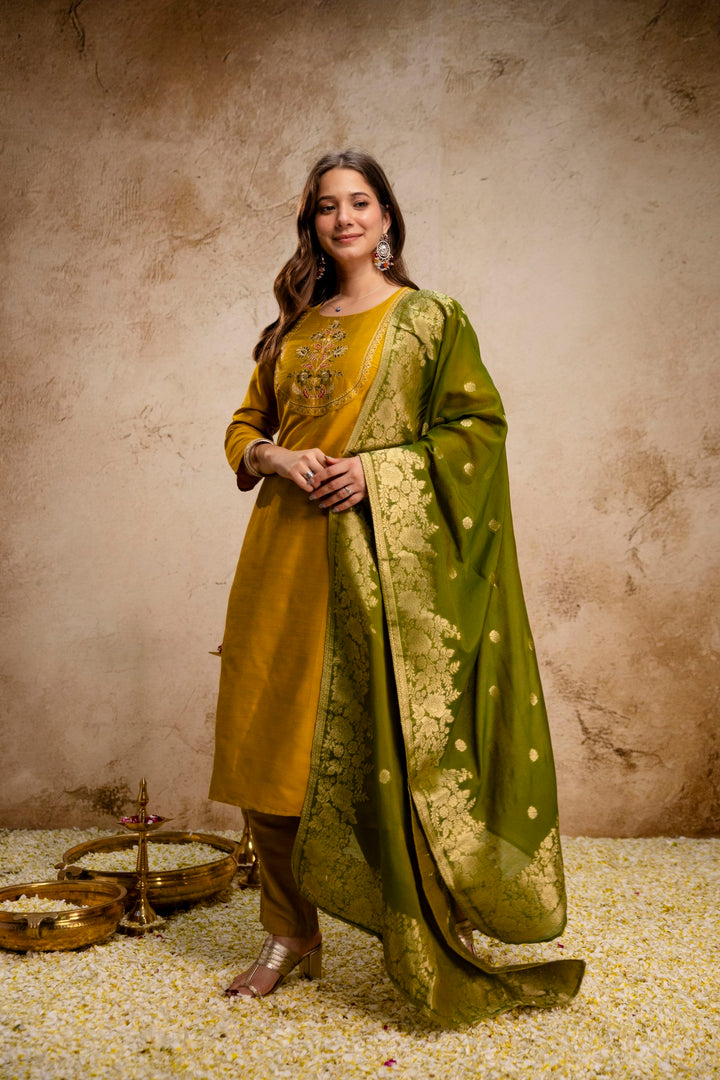 WOMEN'S HEAVY VETICAN KURTA SETS  *NAISA*